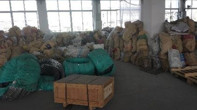 改善前：原料麻袋散乱堆放，通道被占用
