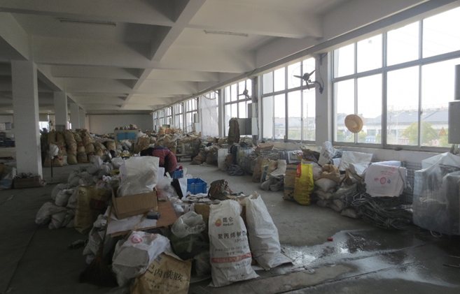 改善前：物料杂乱堆放在地面