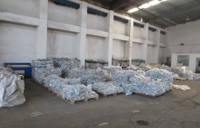 改善前：物料在地面大面积堆放
