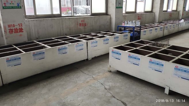 改善后：物料放入分格木箱并标识