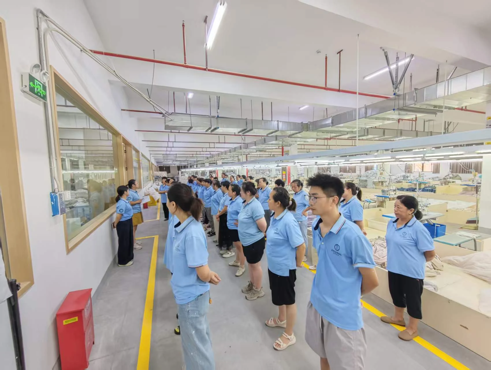 车间团队在现场看板前开展管理学习与交流