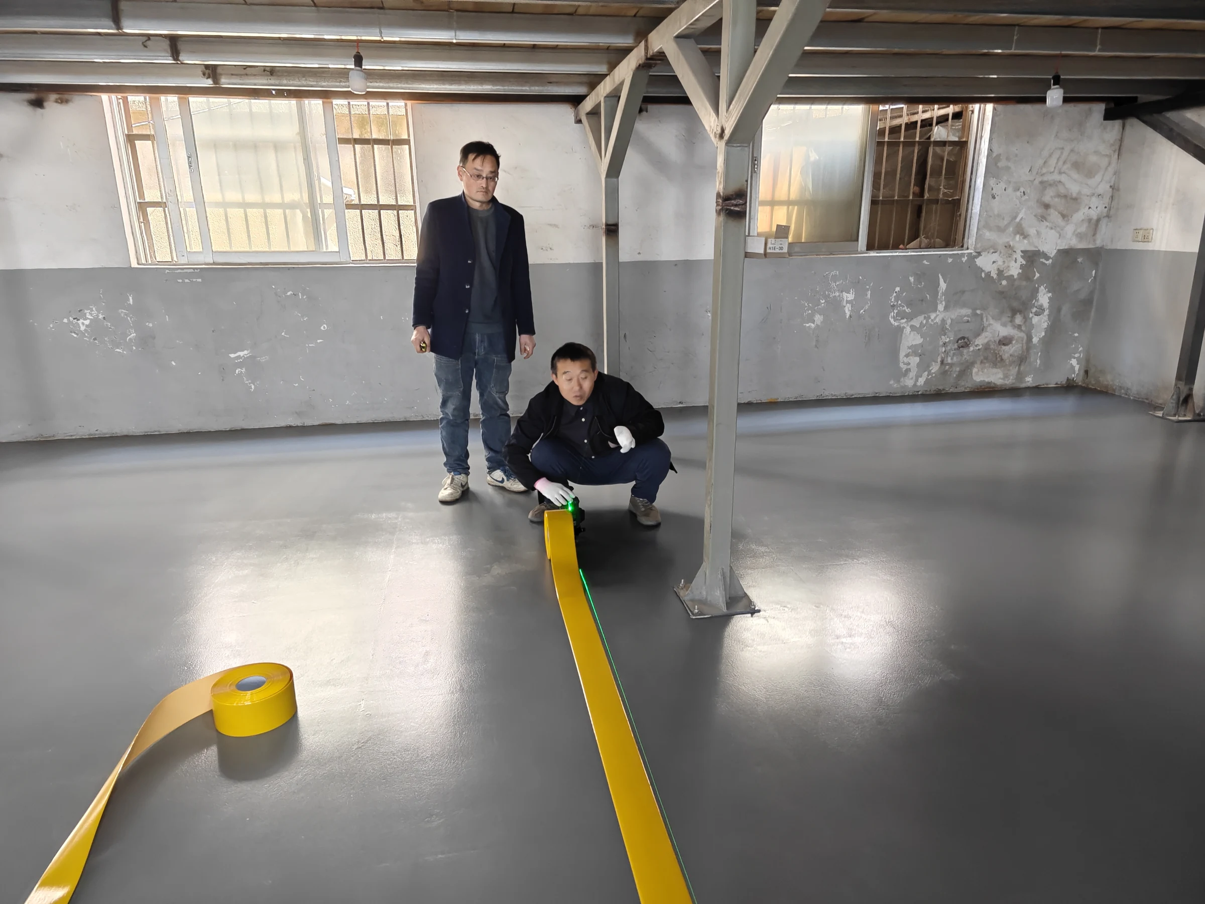 赢筹顾问在车间现场指导定位划线